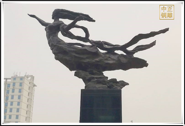 廣場(chǎng)女?huà)z雕塑.jpg